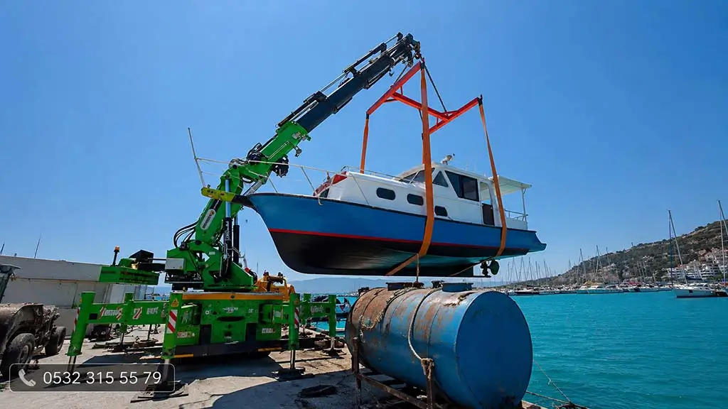 Finike’de Tekne ve Yat Kaldırma İşlemleri